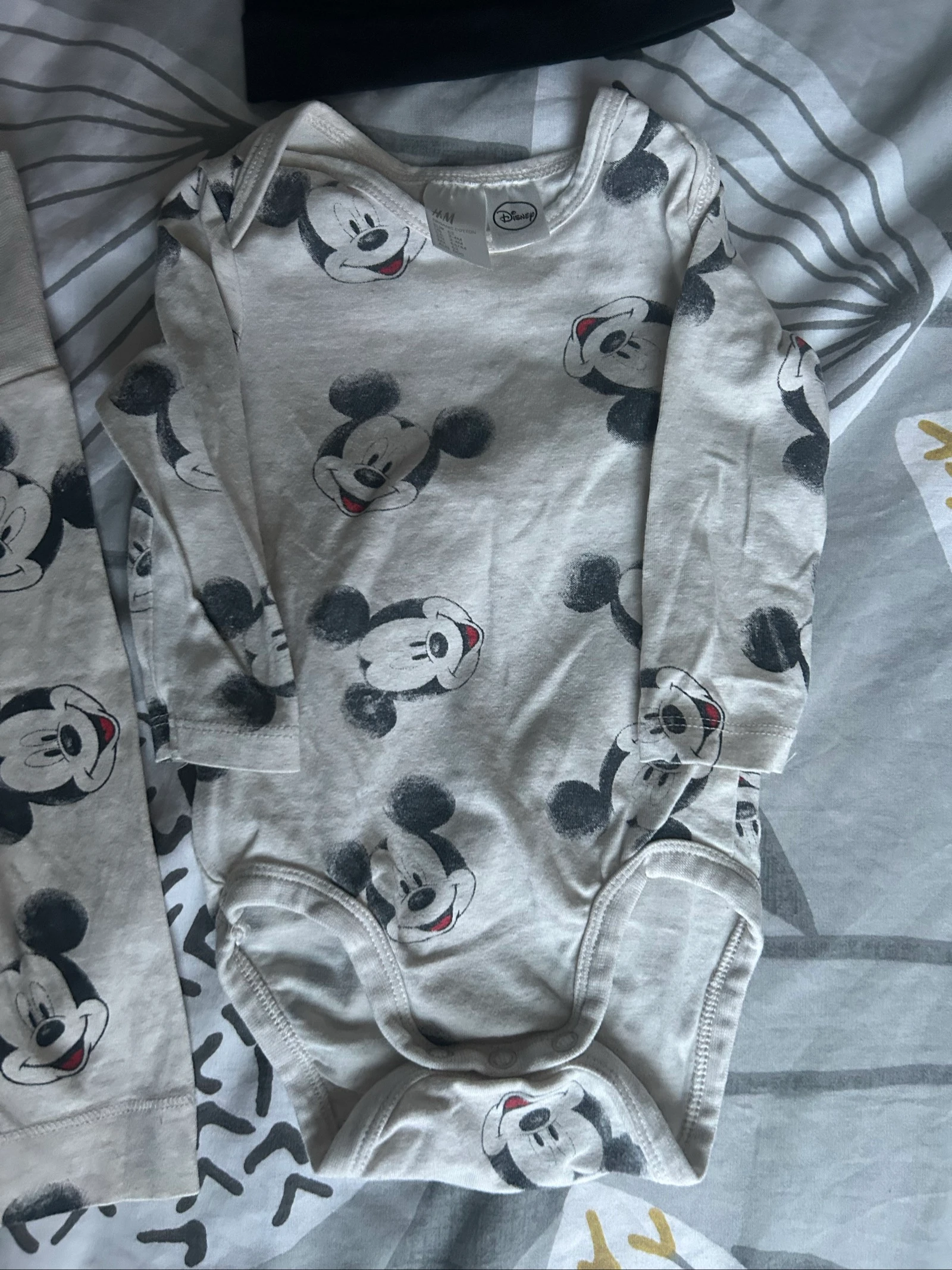 3-piece Mickey set (bodysuit, leggings, hat) 2/4 months – photo 3
